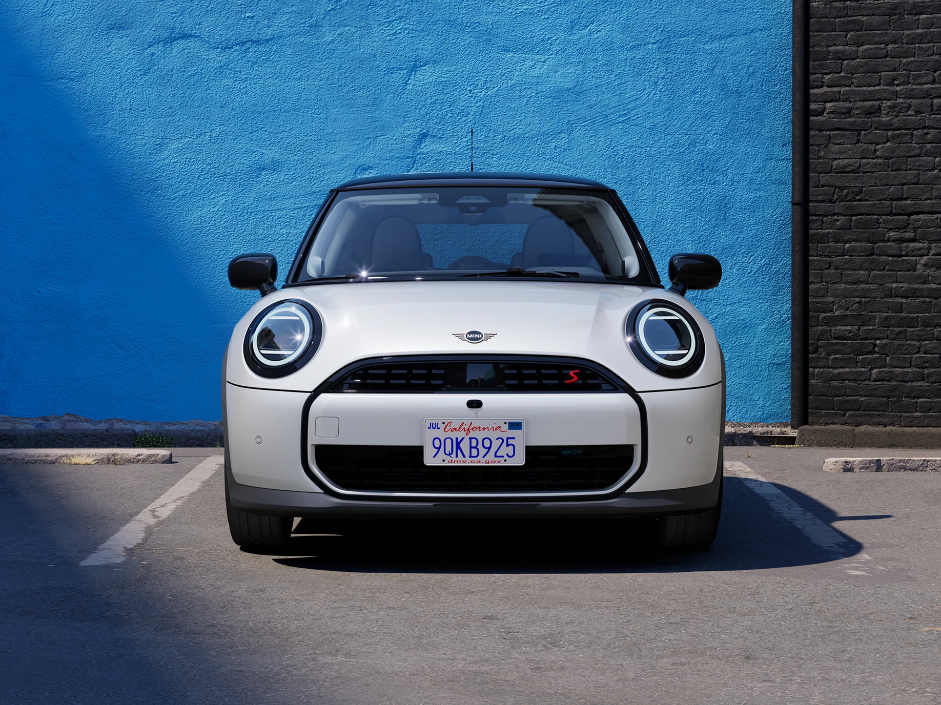Frontansicht eines geparkten MINI Cooper in Nanuq White mit schwarzem Dach.