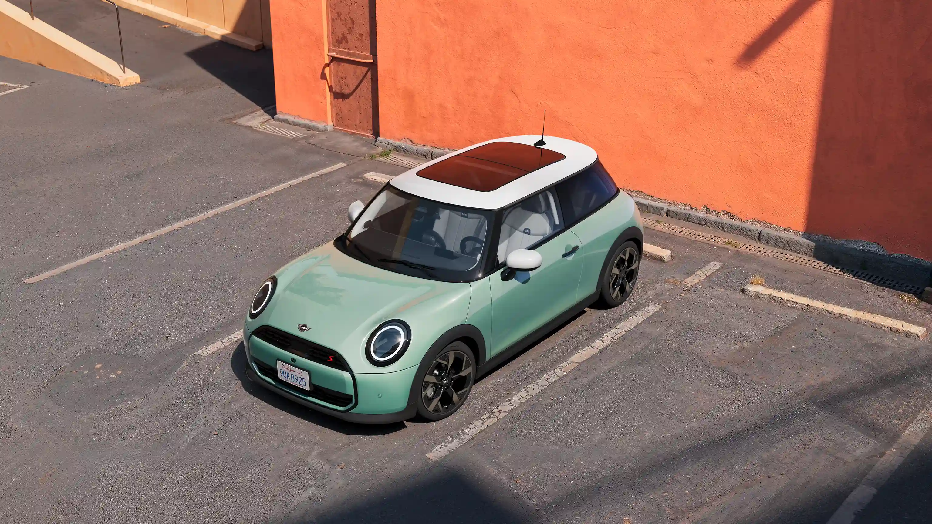 Video mit Detailaufnahmen von Exterieur und Interieur eines MINI Cooper Die Kamera schwenkt über das Armaturenbrett und hebt die Designelemente hervor.