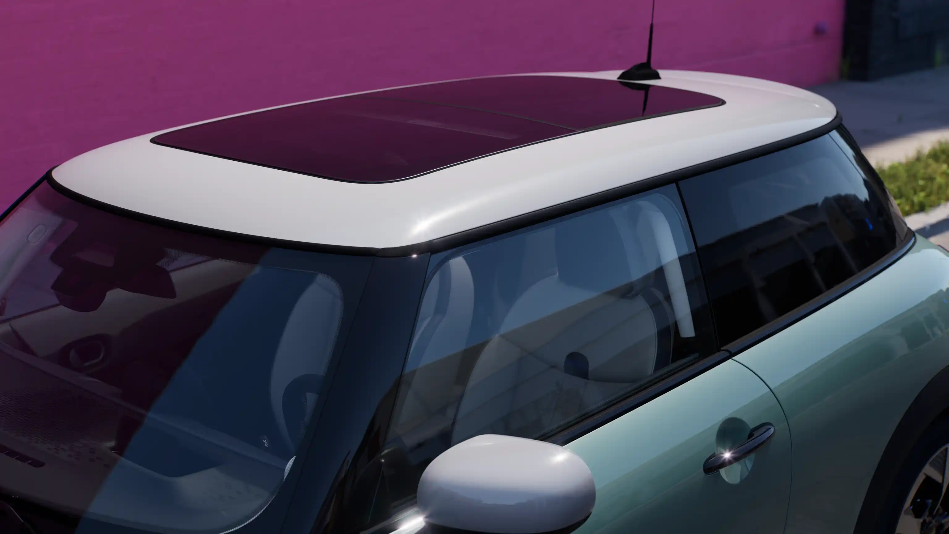 Draufsicht auf den MINI Cooper in Ocean Wave Green mit Dach in Kontrastfarbe und großem Glasdach.