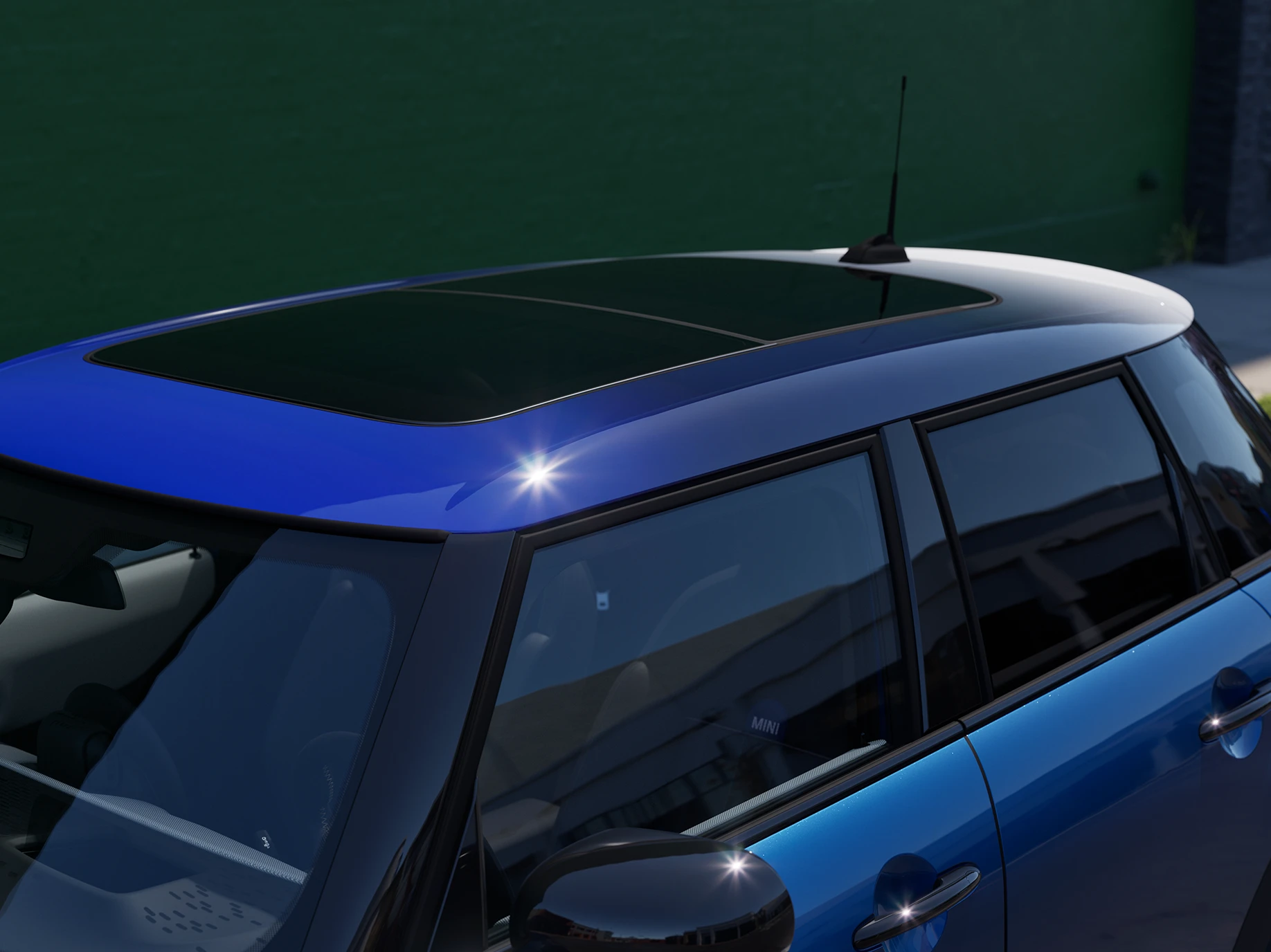 Nahaufnahme eines MINI Cooper 5-Türer mit Fokus auf dem Dach in Multitone Blue.