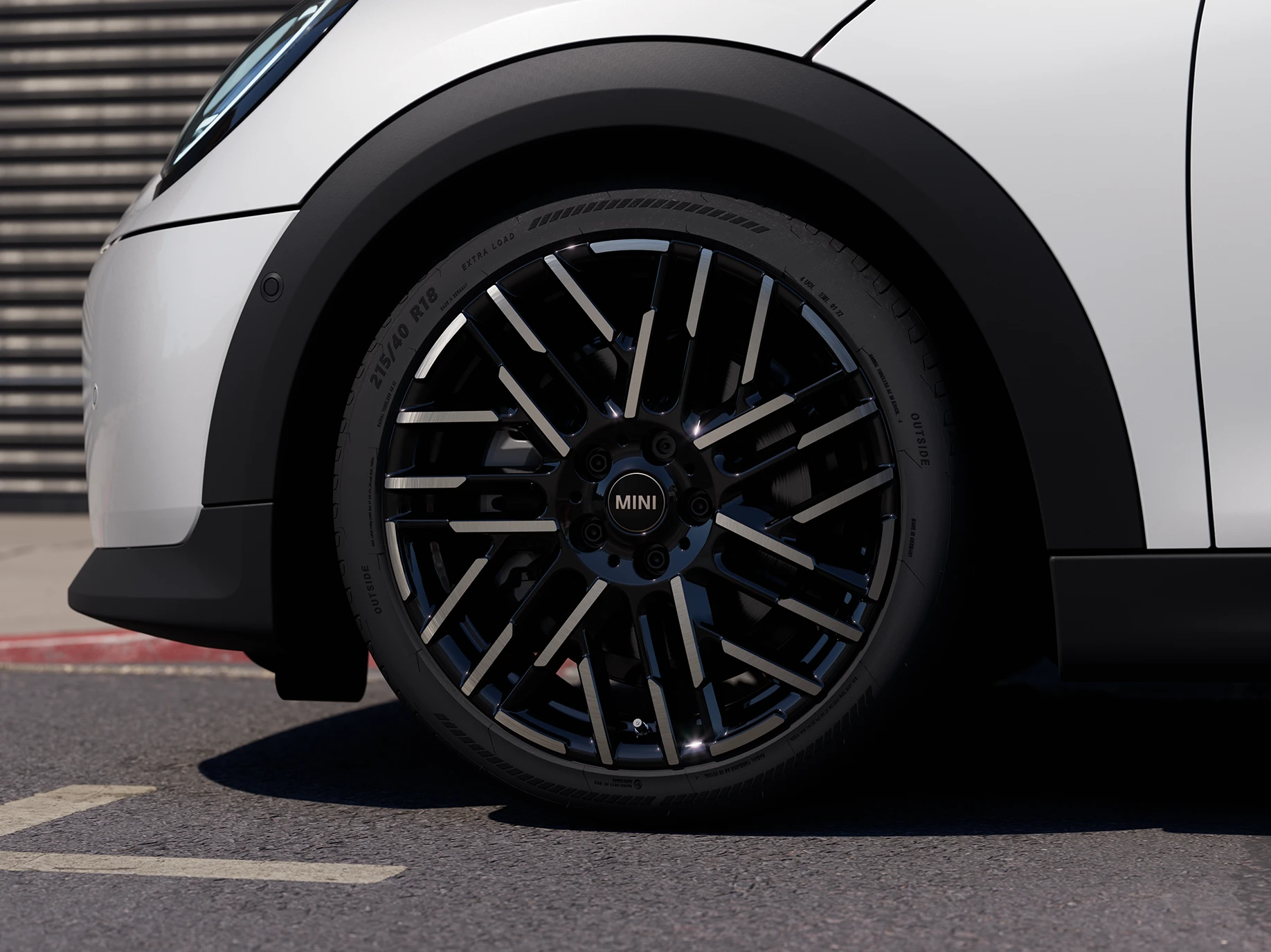 Nahaufnahme eines MINI Cooper 5-Türer in Nanuq White mit Night Flash Spoke 2-tone Felgen.