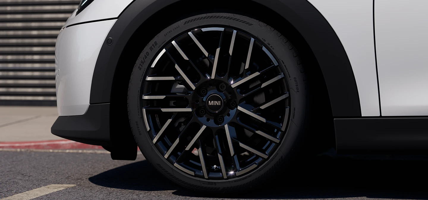 Nahaufnahme eines MINI Cooper 5-Türer in Nanuq White mit Night Flash Spoke 2-tone Felgen.