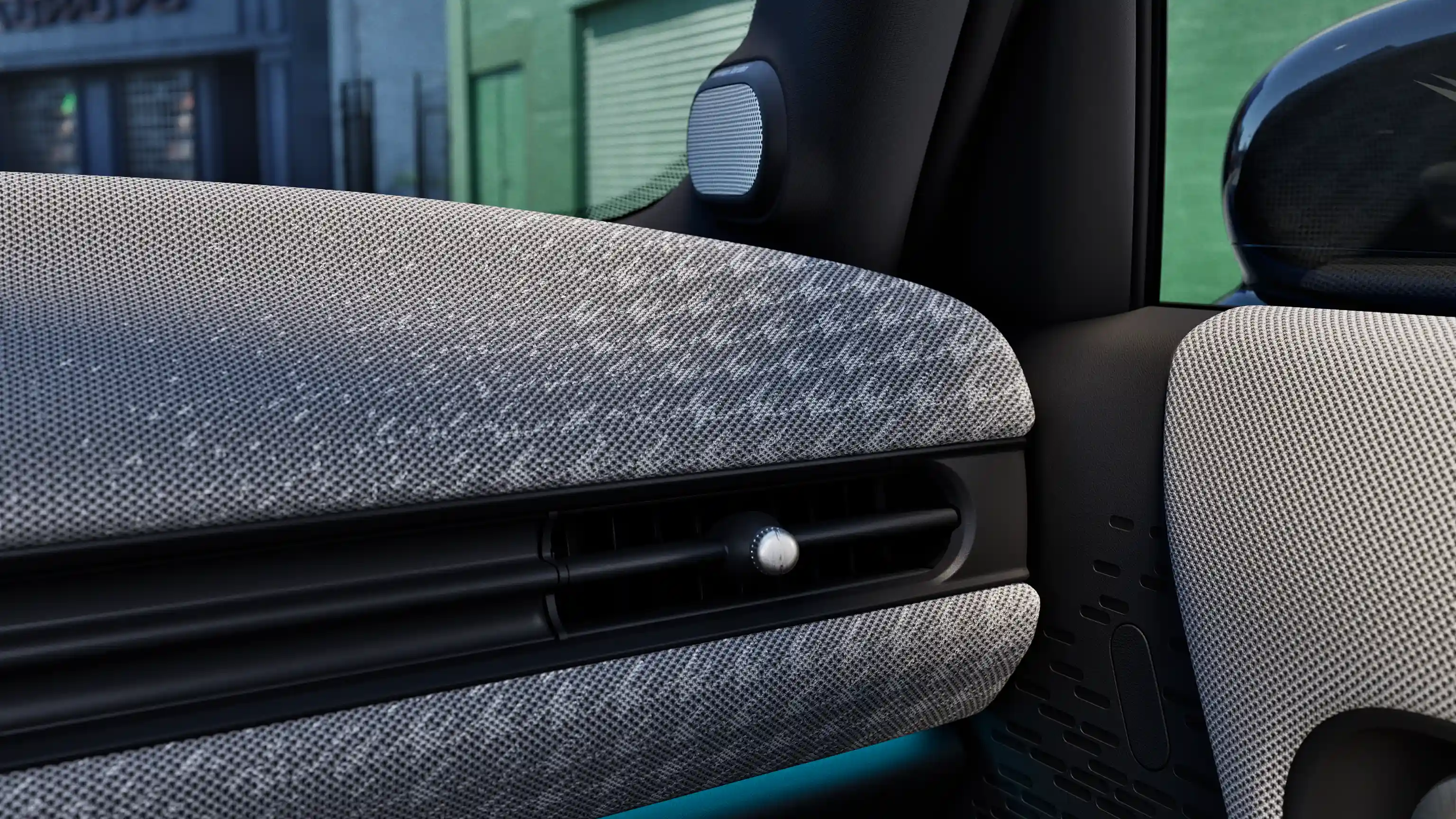 Detailansicht des Armaturenbretts im MINI Cooper 5-Türer mit ambientem Licht in Blau