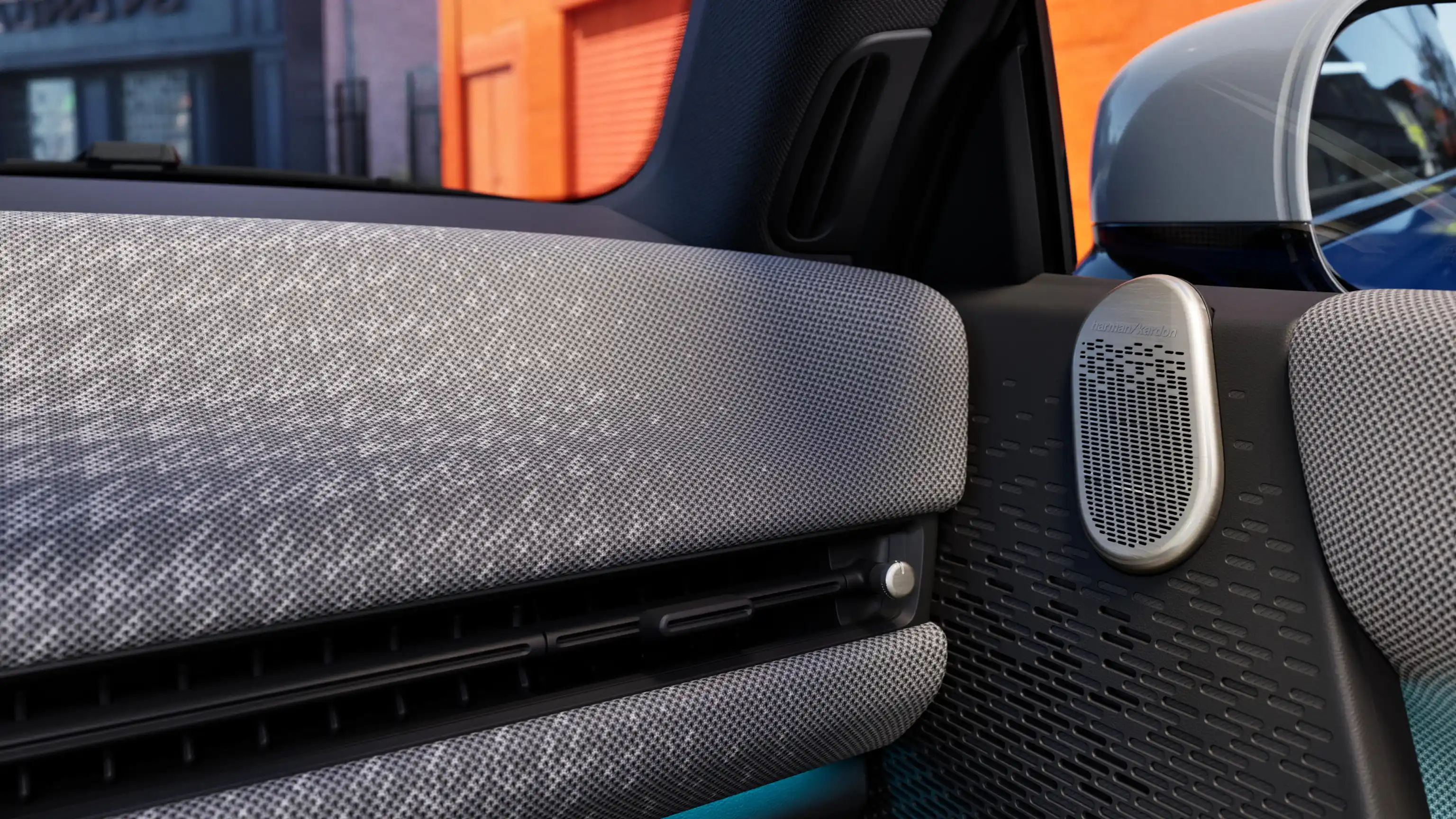 Detailansicht des Armaturenbretts im vollelektrischen MINI Cooper in Grau