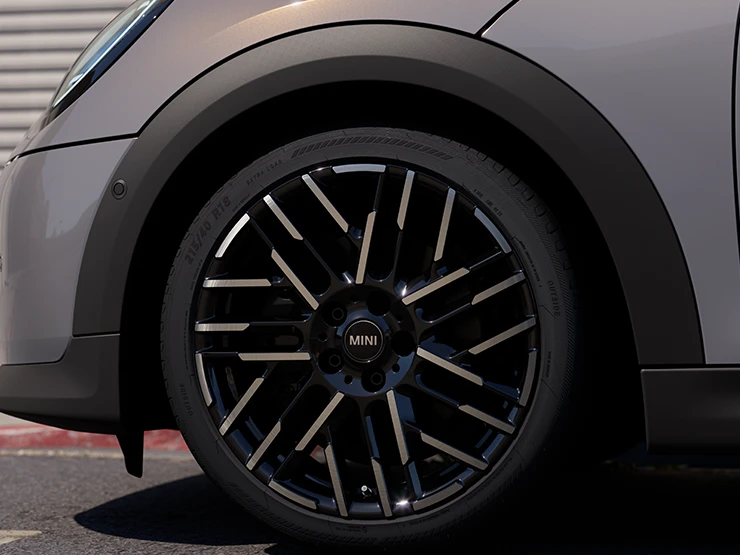 Detailansicht eines MINI Cooper Cabrio in Copper Grey mit Night Flash Spoke 2-tone Felgen.