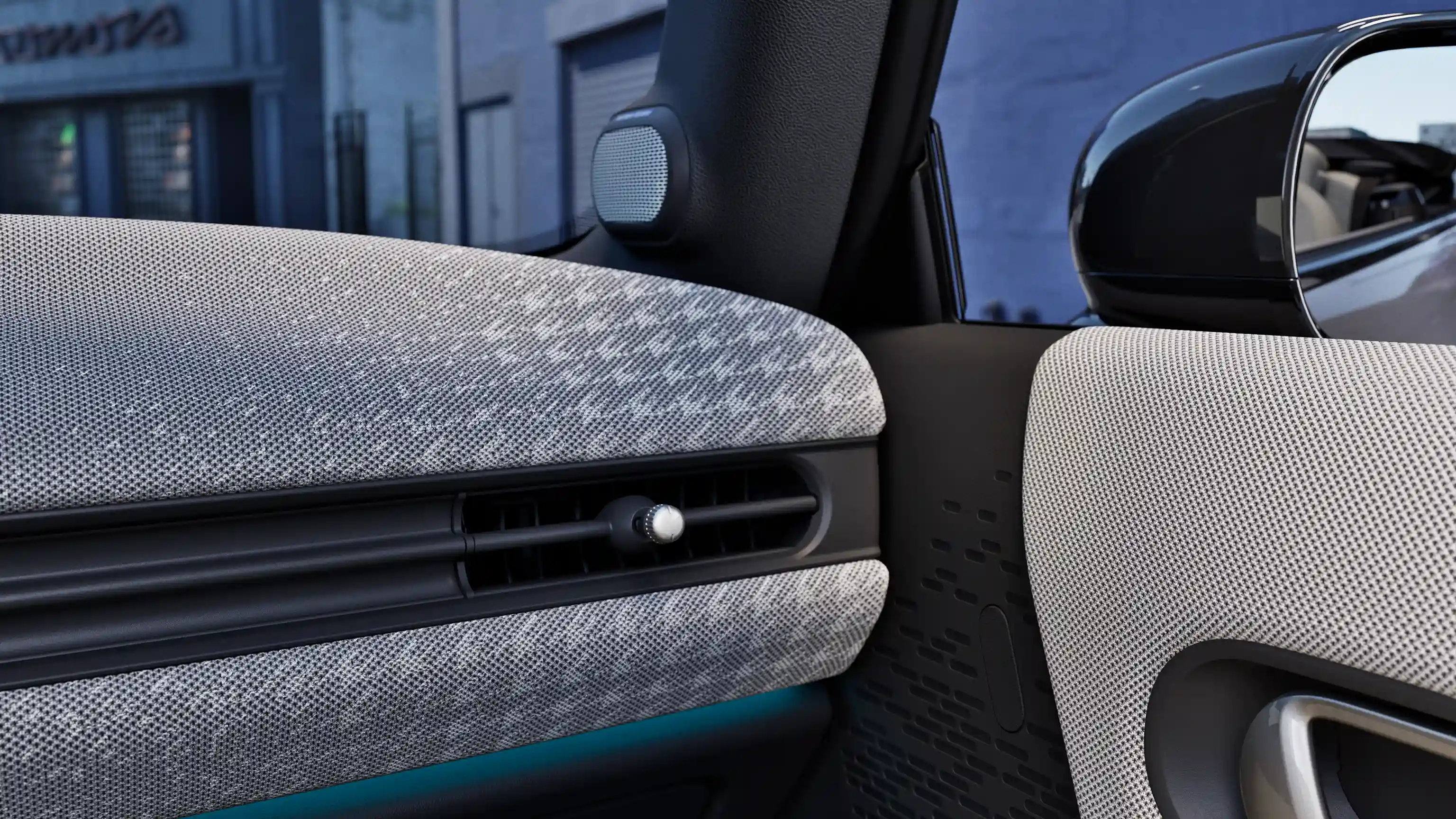 Detailansicht des Armaturenbretts im MINI Cooper Cabrio mit ambientem Licht