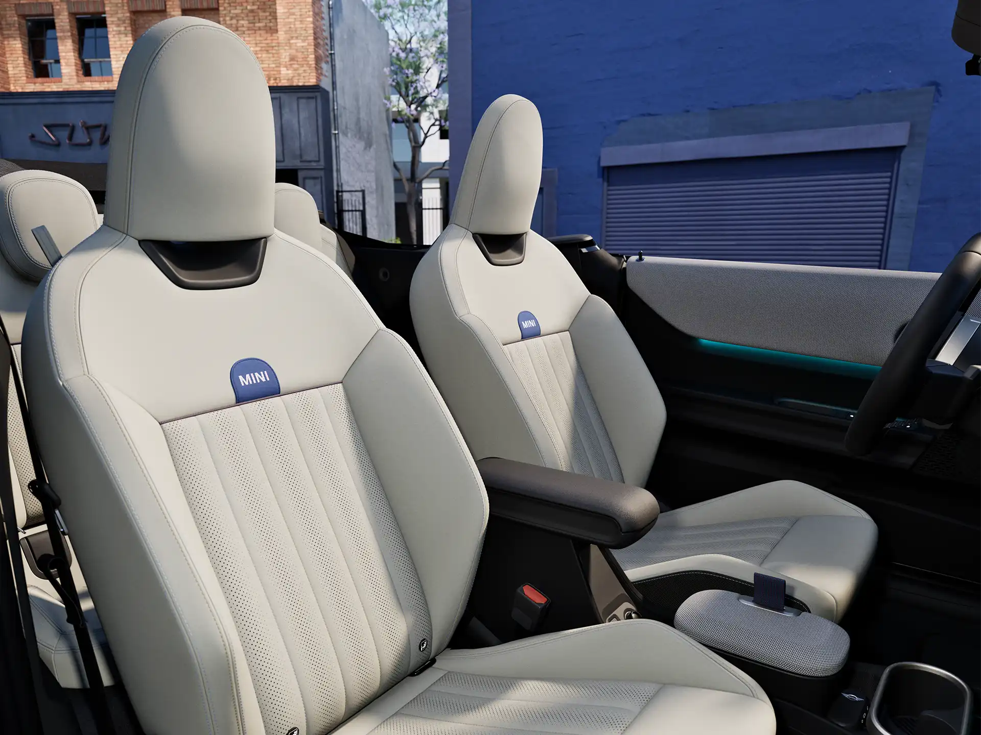 Innenansicht des MINI Cooper zeigt das Armaturenbrett, das Lenkrad, das runde Display, das Panorama-Glasdach und die Rückseite der Vordersitze