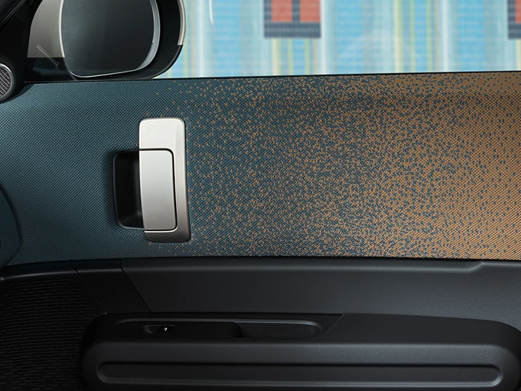 Nahaufnahme des Innendesigns des vollelektrischen MINI Countryman mit Fokus auf Tür und Armaturenbrett.