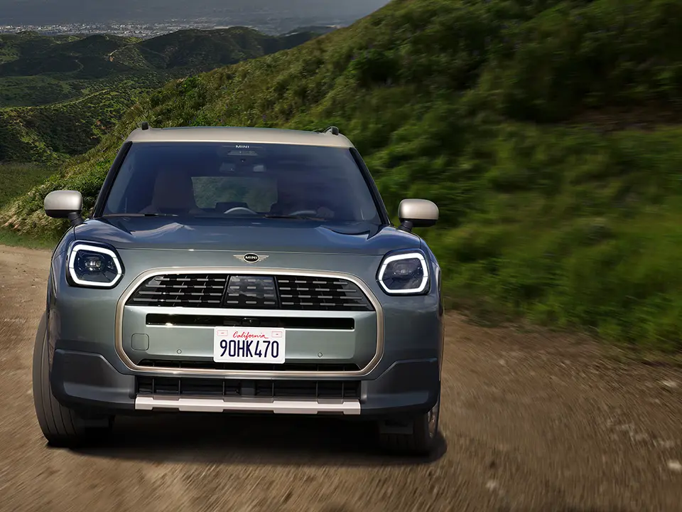 MINI Countryman – Exterieur – Vorderansicht auf unbefestigter Straße
