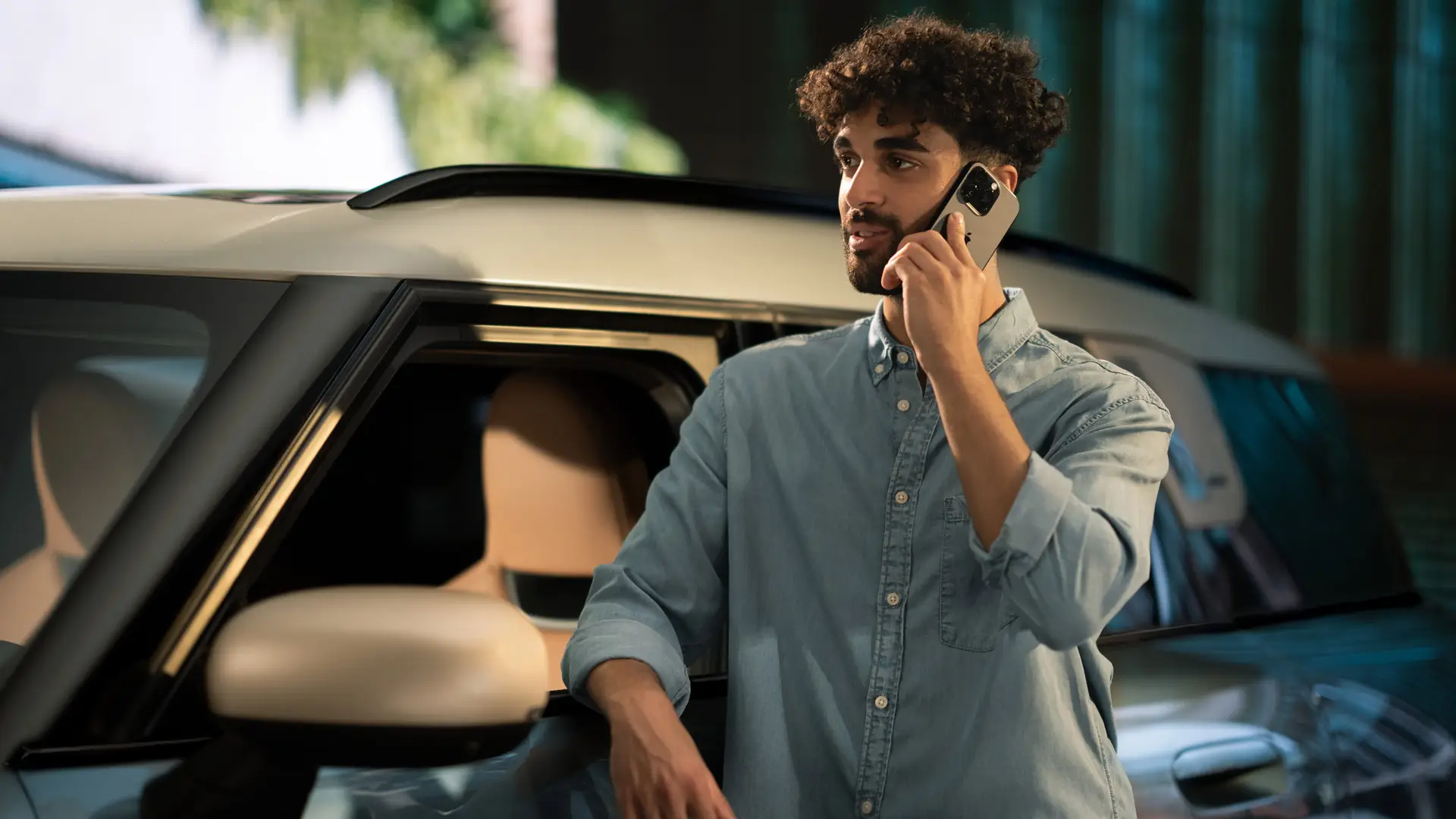 MINI Proactive Care – Ein Mann steht neben seinem MINI und telefoniert mit dem Service Center.