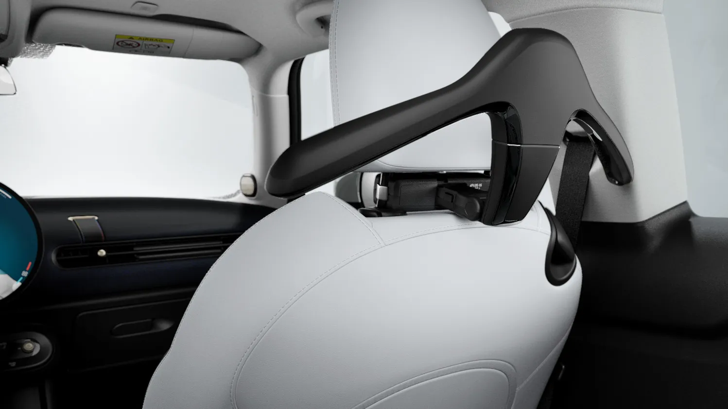 MINI Kleiderbügel im Fahrzeuginnenraum als Teil des MINI Travel and Comfort Systems.
