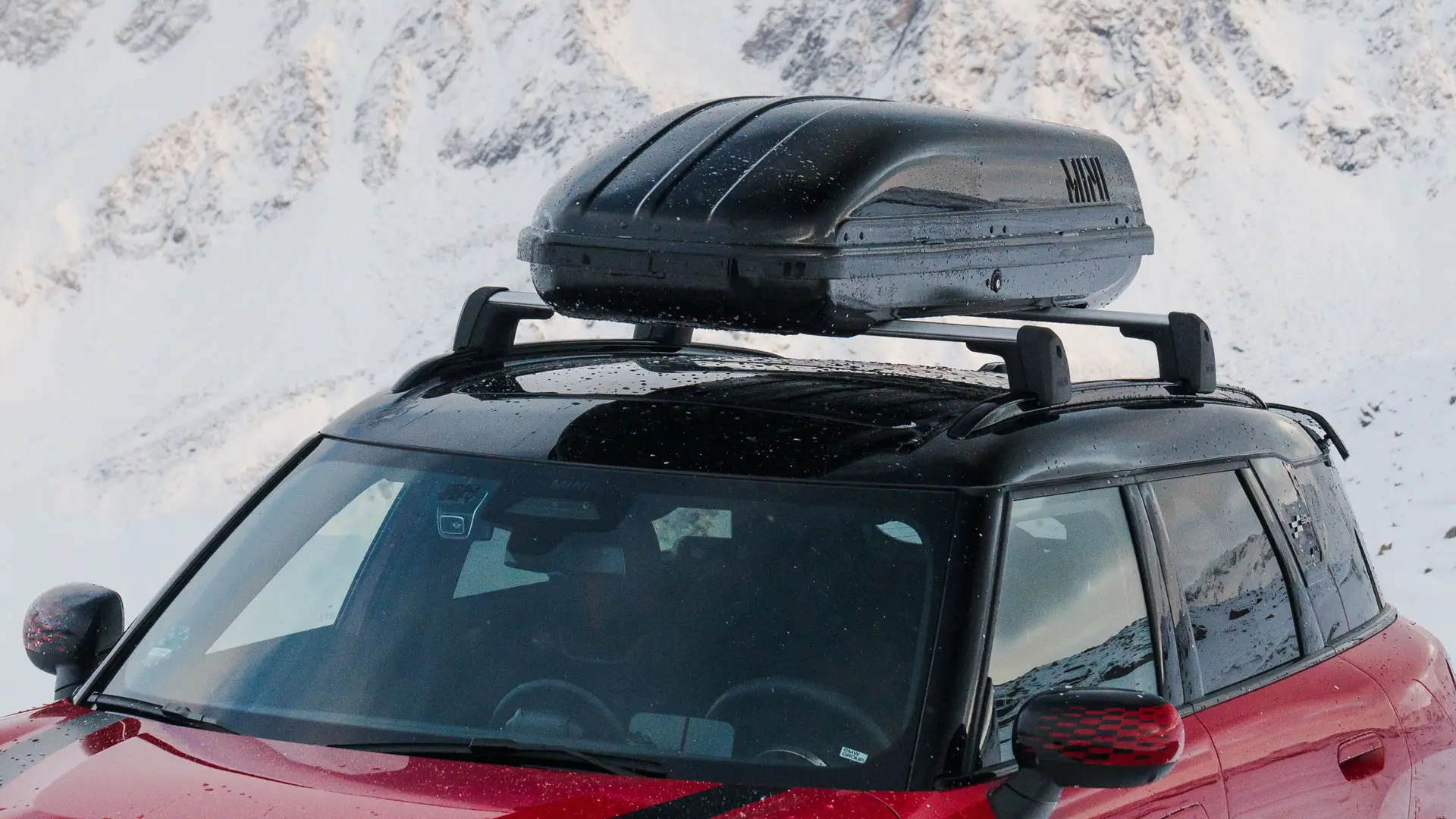 MINI Countryman in Chili Red II mit MINI Dachbox 320 in Schwarz.