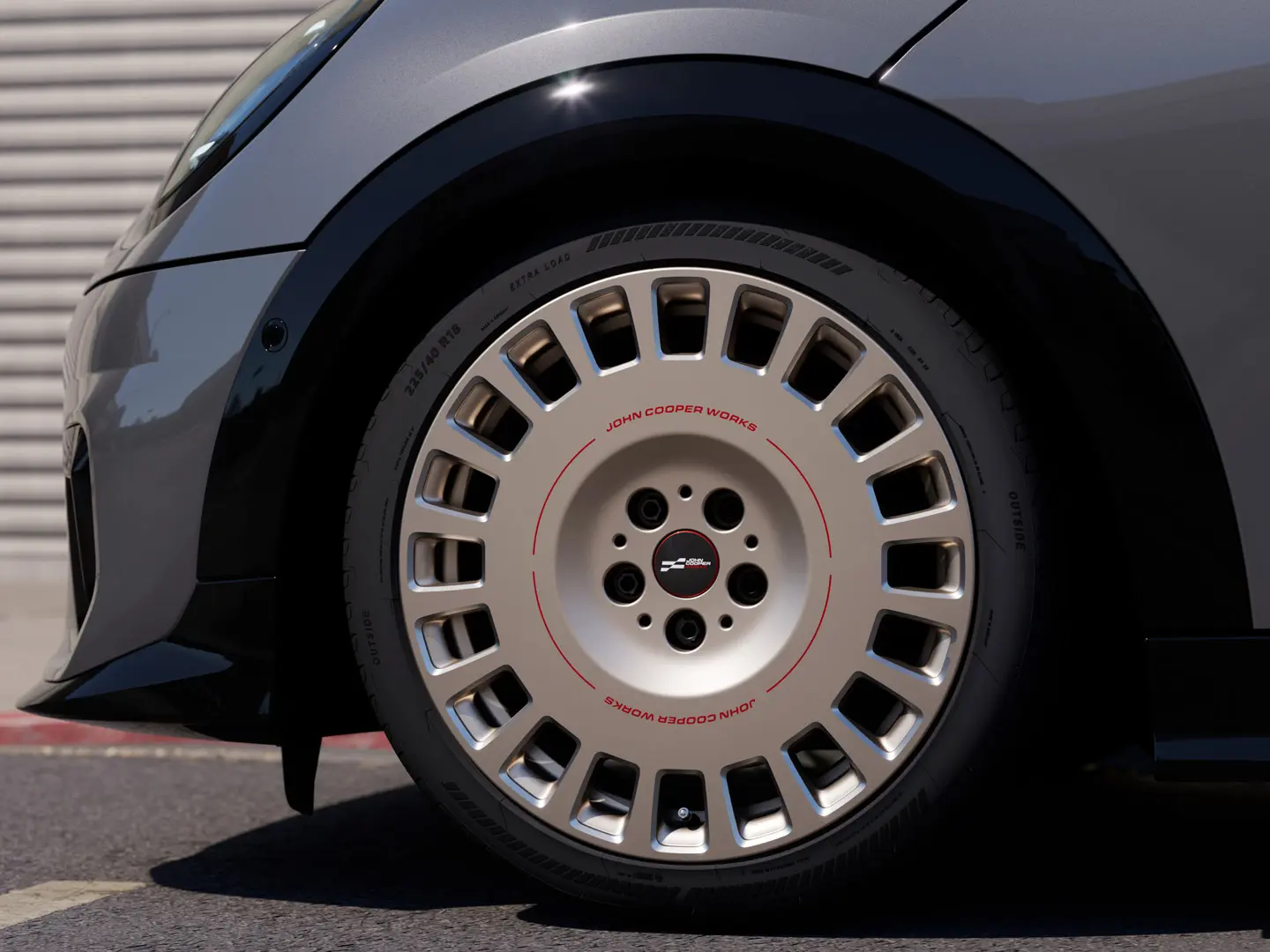 MINI 18-Zoll-Leichtmetallräder JCW Rallye Spoke 964 in Vibrant Silver und diamantgefräster Oberfläche mit zugelassenen Reifen mit Sternmarkierung. 