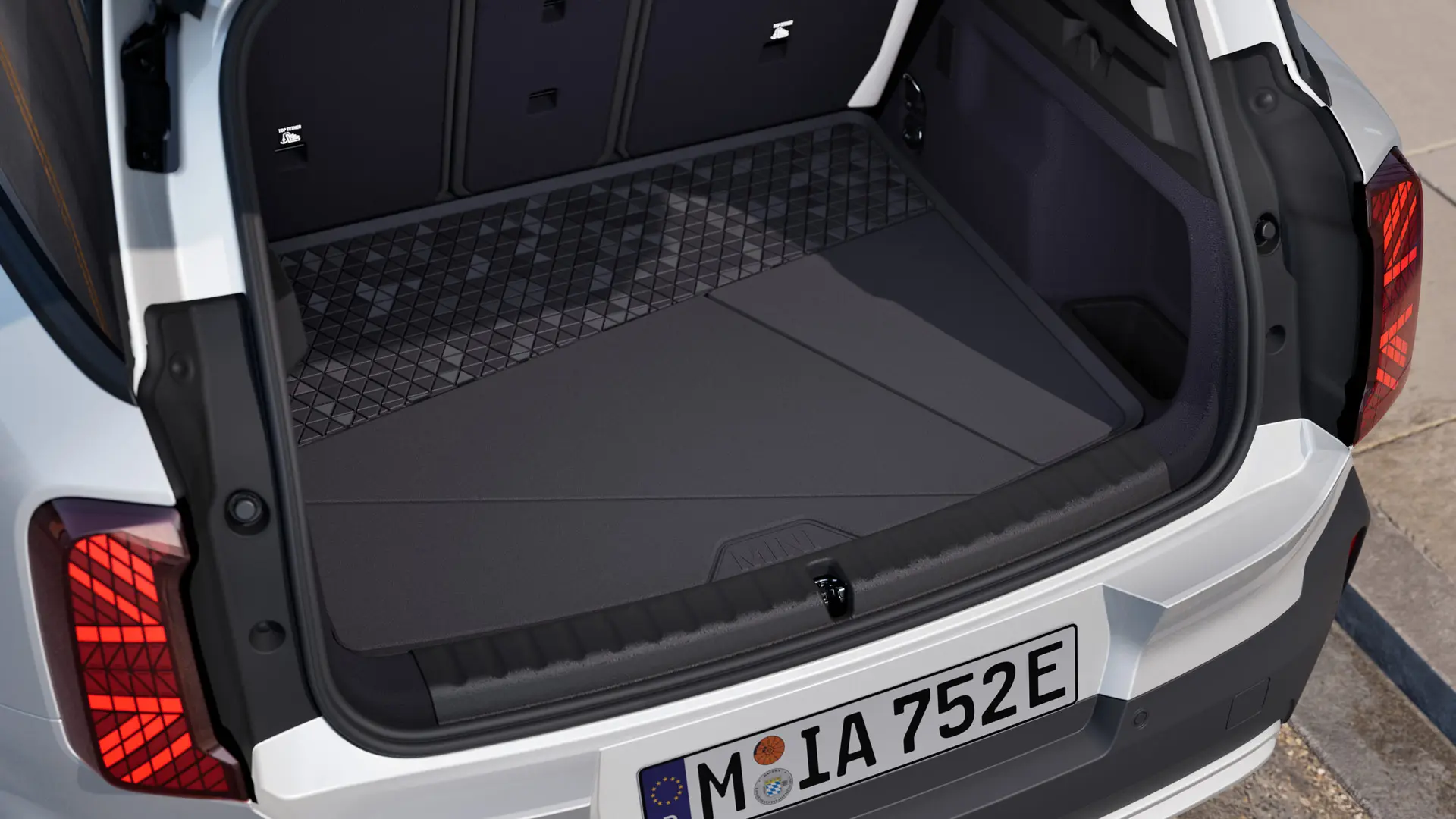 Schwarze, passgenaue MINI Gepäckraummatte mit hohem umlaufenden Rand zum Schutz vor Schmutz und Feuchtigkeit.