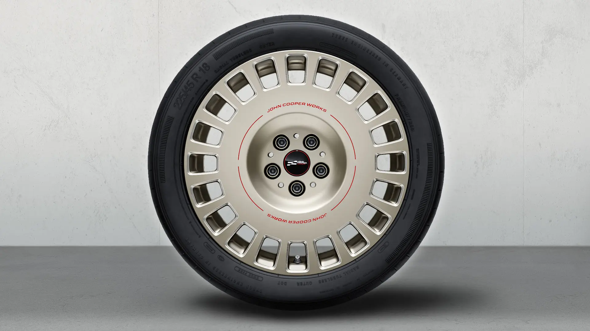 Nahaufnahme des 18-Zoll-Leichtmetallrads JCW Rallye Spoke 992 mit zweifarbigem Designdetail in Vibrant Silver, glanzgefräst