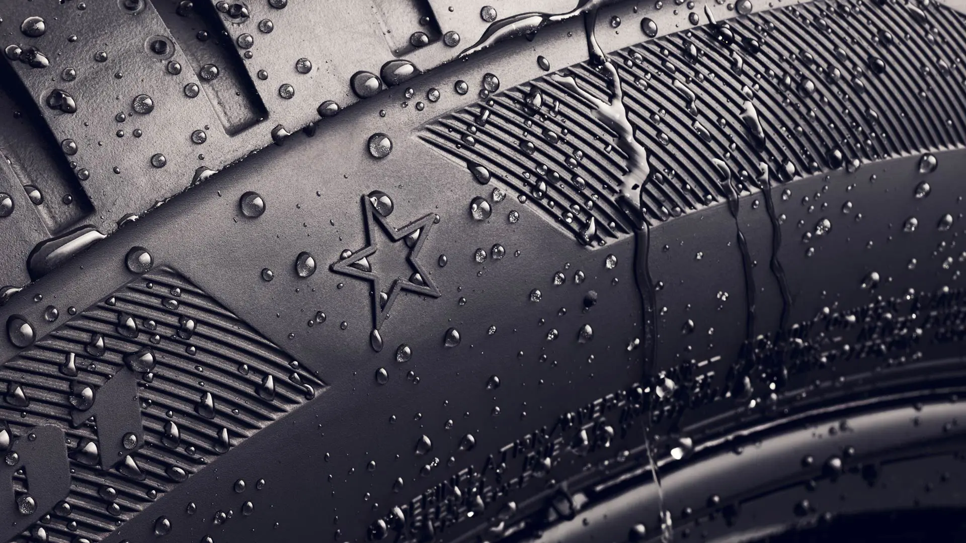 Nahaufnahme einer Reifenflanke mit dem Sternsymbol als Qualitätsmerkmal dafür, dass der Reifen für die optimale Leistung von MINI Fahrzeugen zugelassen ist. 