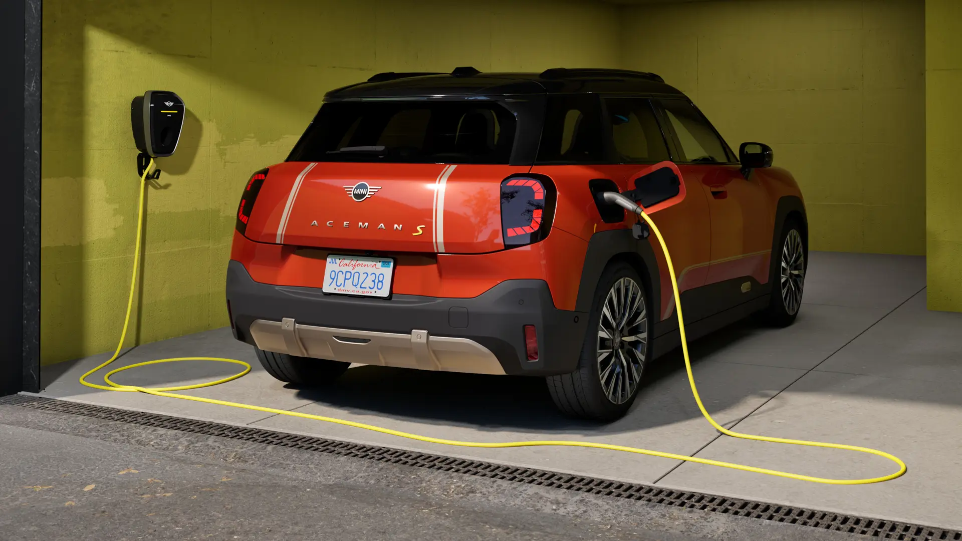 Heckansicht eines vollelektrischen MINI Aceman, der in einer Garage parkt und mit der MINI Wallbox Plus geladen wird.