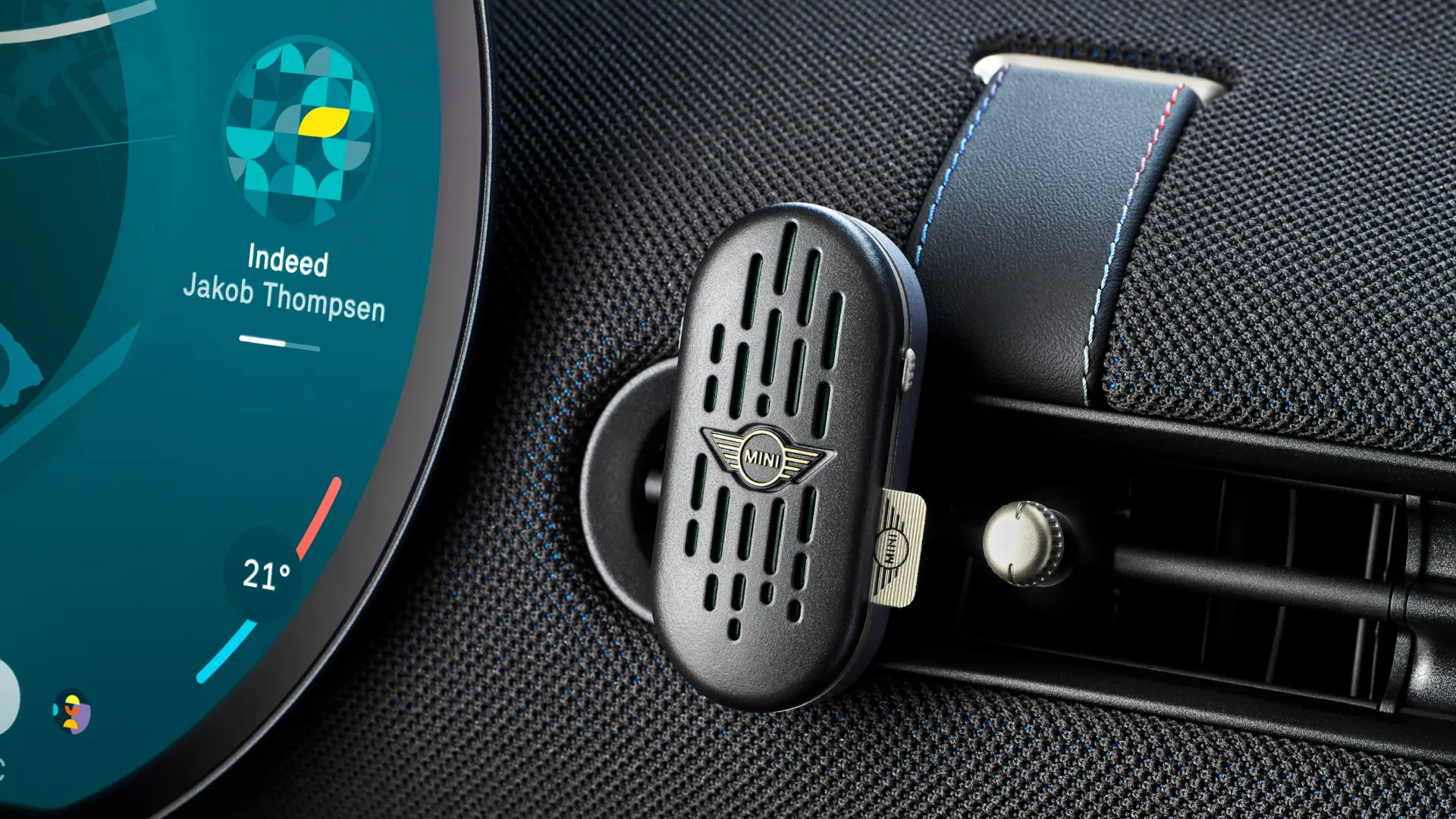 Interieur-Ansicht des MINI Aceman mit rundem OLED-Infotainment-Touchscreen und MINI Natural Air Lufterfrischer am Armaturenbrett