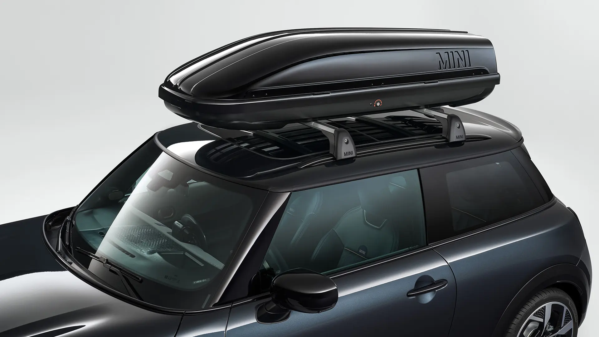 MINI Cooper 3-Türer in Black mit MINI Dachbox Schwarz 320