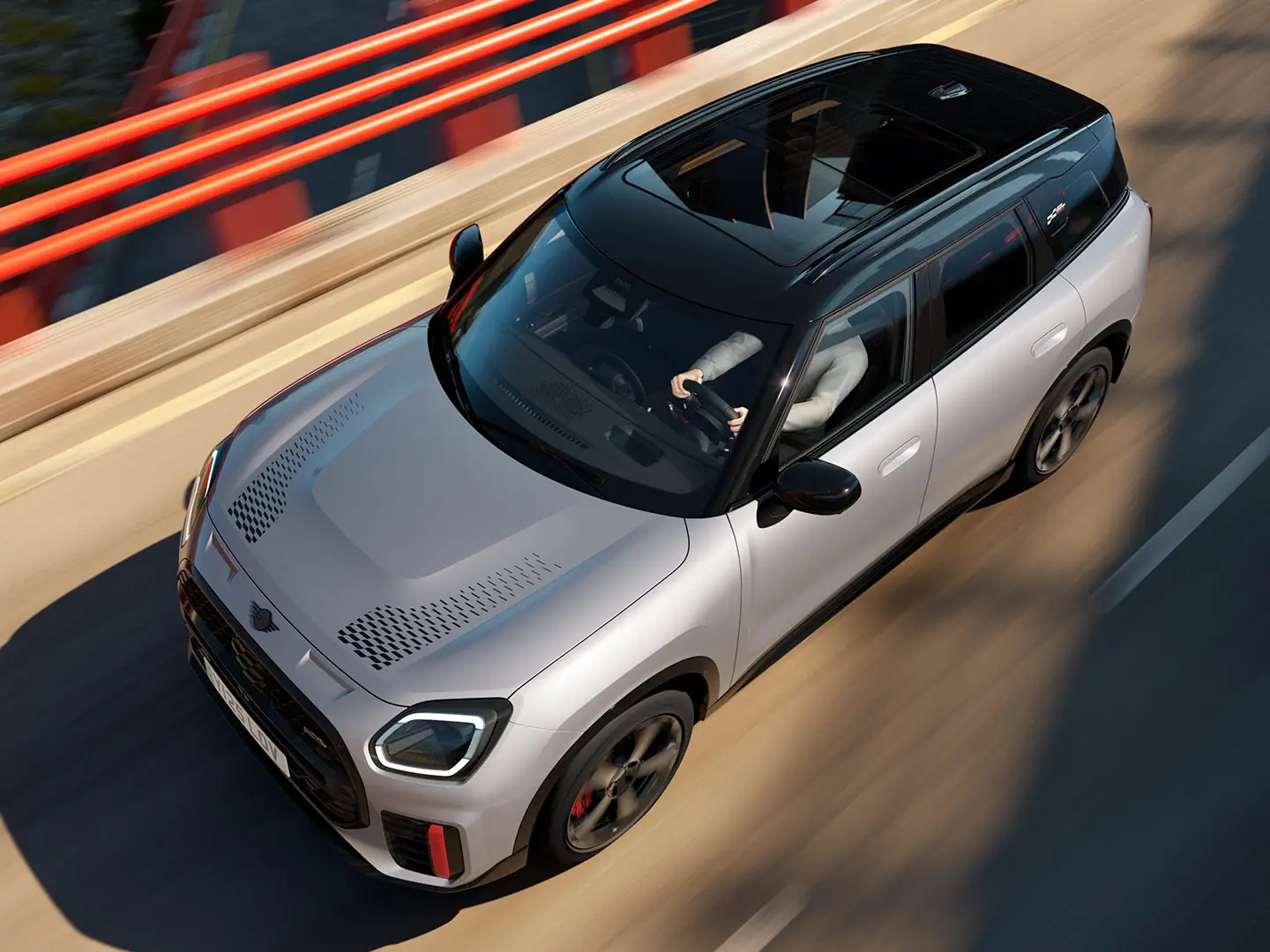 MINI Countryman John Cooper Works in Melting Silver mit schwarzem Dach und Serienausstattung – seitliche Frontansicht.
