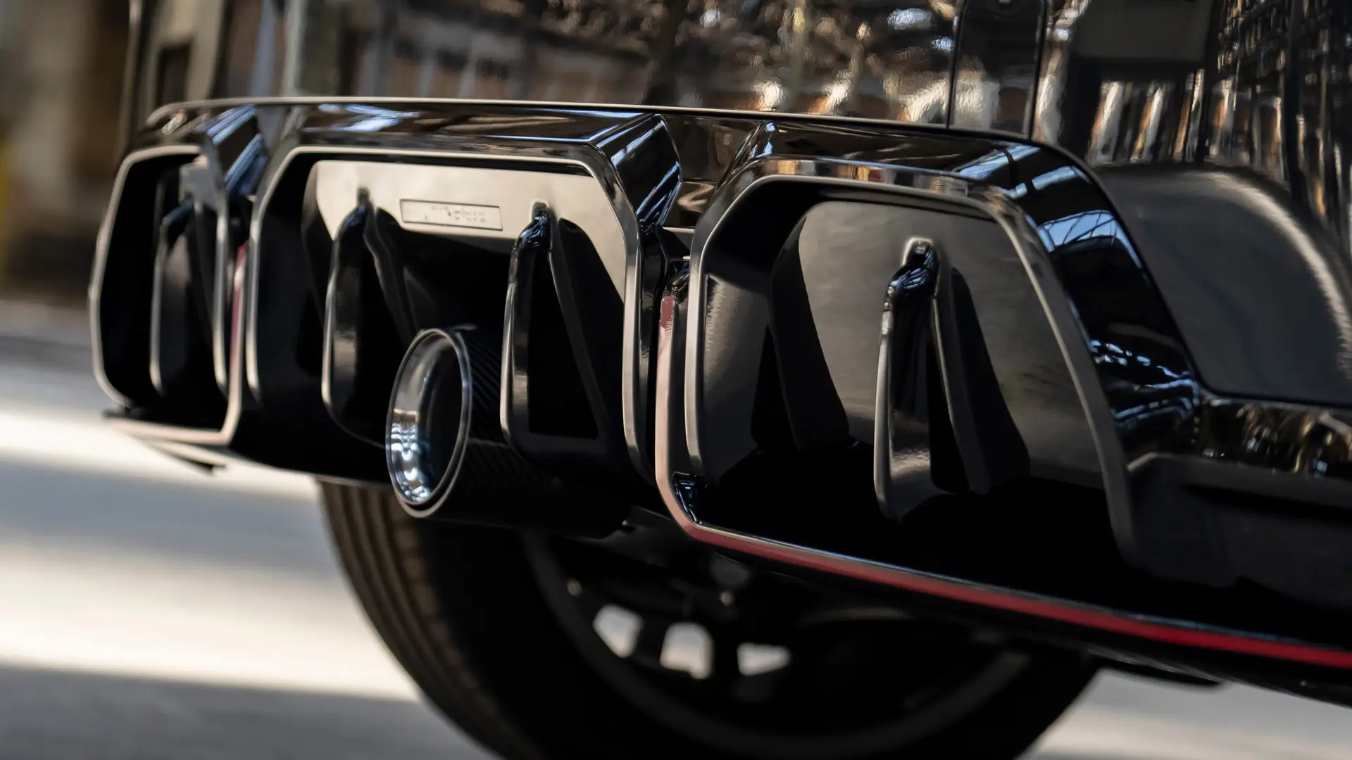 MINI John Cooper Works Heckdiffusor in Hochglanz-Schwarz mit roter Einfassung.