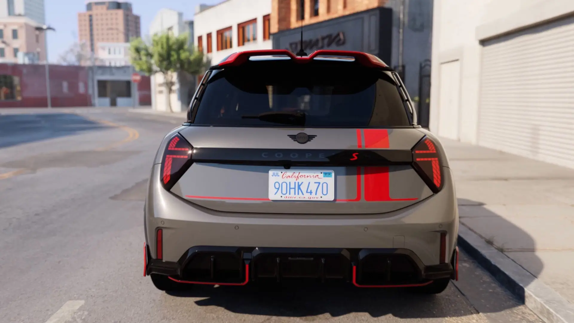 Ein MINI Cooper C mit John Cooper Works Zubehör fährt auf einer Straße in der Stadt.