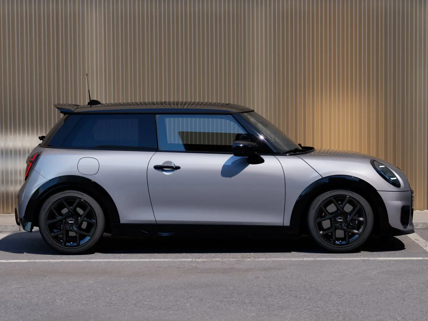 MINI Cooper in Melting Silver – Seitenansicht.