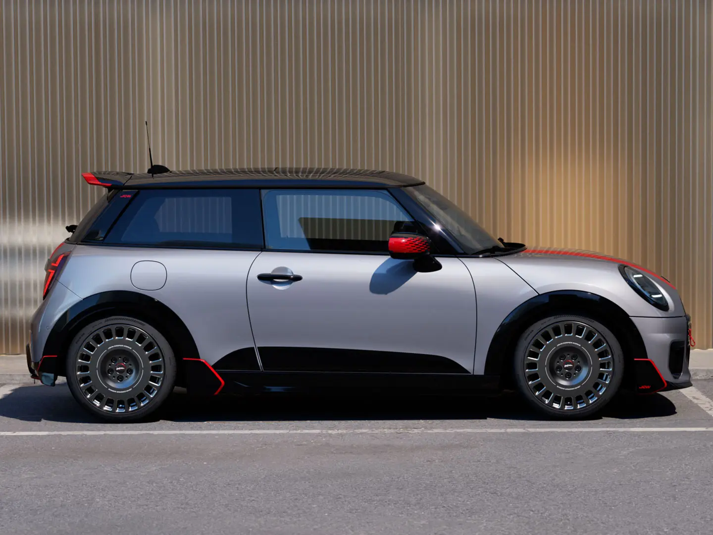 MINI Cooper in Melting Silver mit John Cooper Works Dachkantenspoiler für verbesserte aerodynamische Eigenschaften – Seitenansicht.