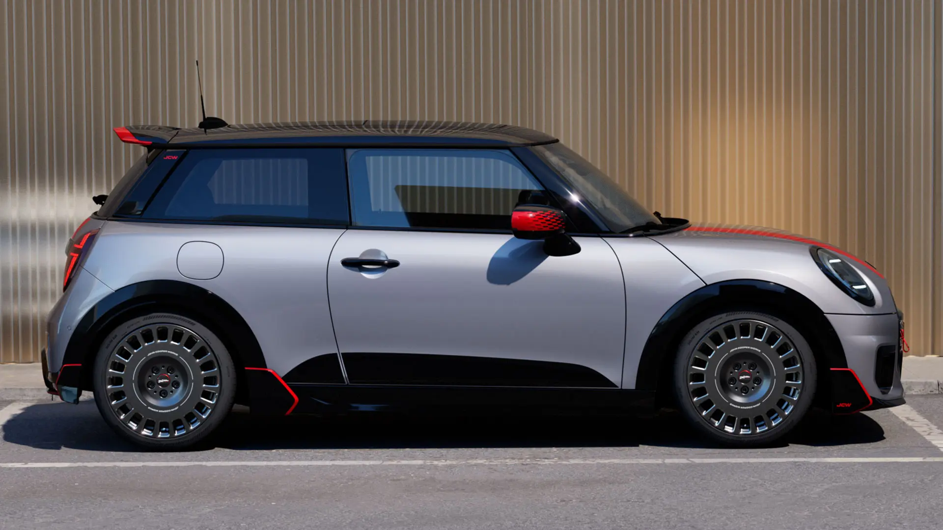 MINI Cooper in Melting Silver mit John Cooper Works Dachkantenspoiler für verbesserte aerodynamische Eigenschaften – Seitenansicht.