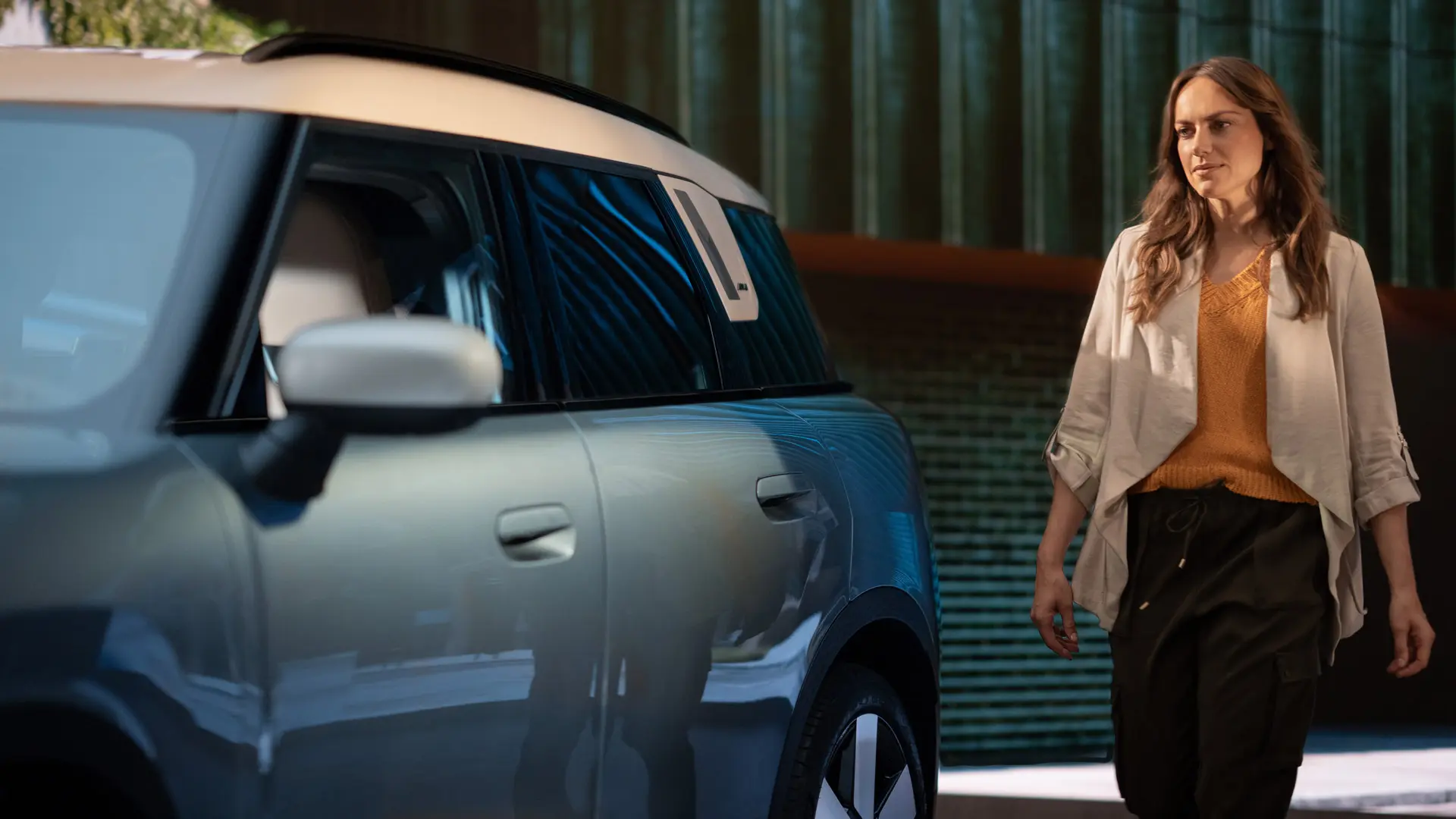 Eine Kundin im MINI Center nach einer Beratung zu den MINI Financial Services. 