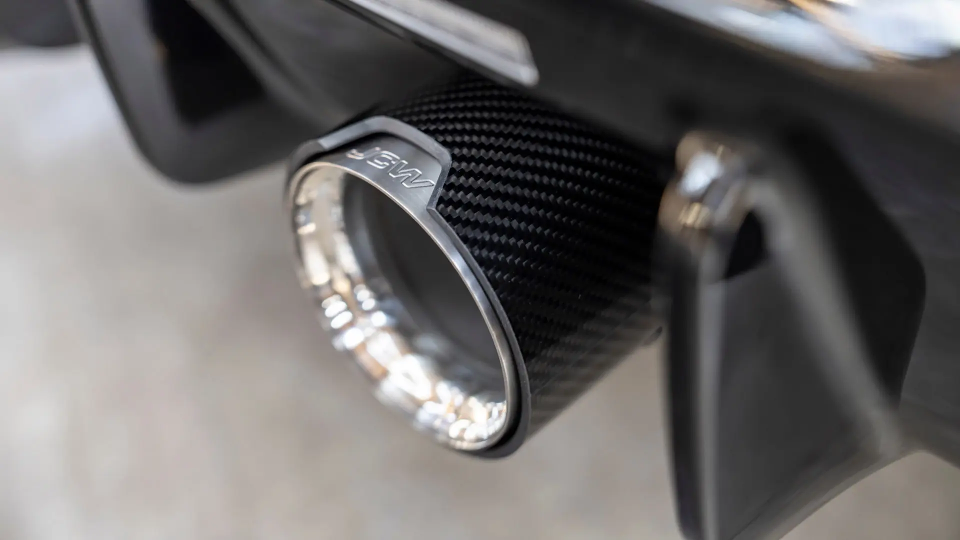 Die MINI John Cooper Works Endrohrblende wird an der Abgasanlage angebracht und verleiht deinem MINI einen markanten Motorsport-Look. 