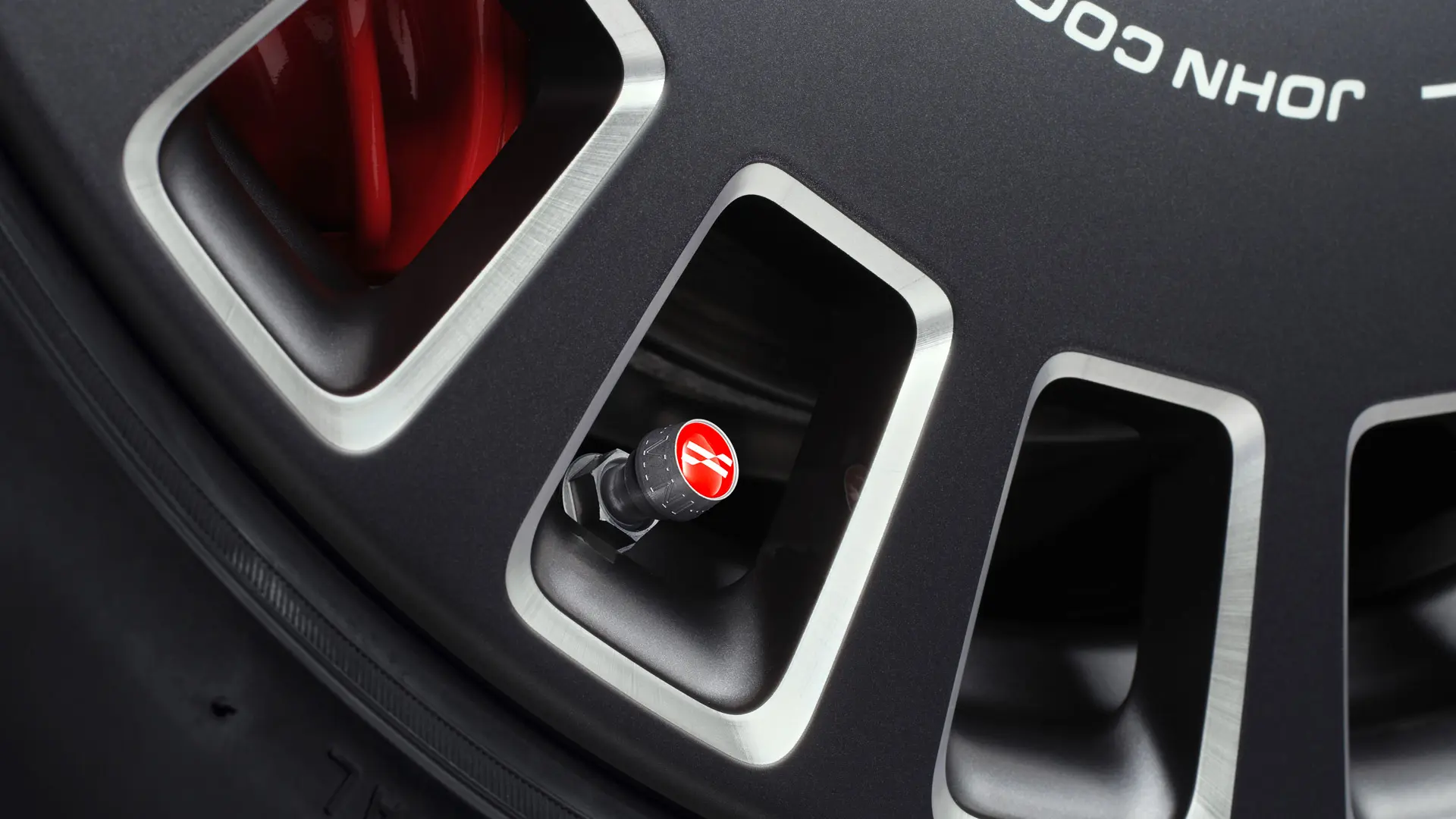 John Cooper Works Aluminium-Ventilkappen sind ein stilvoller optischer Akzent in Rot am Rad. 