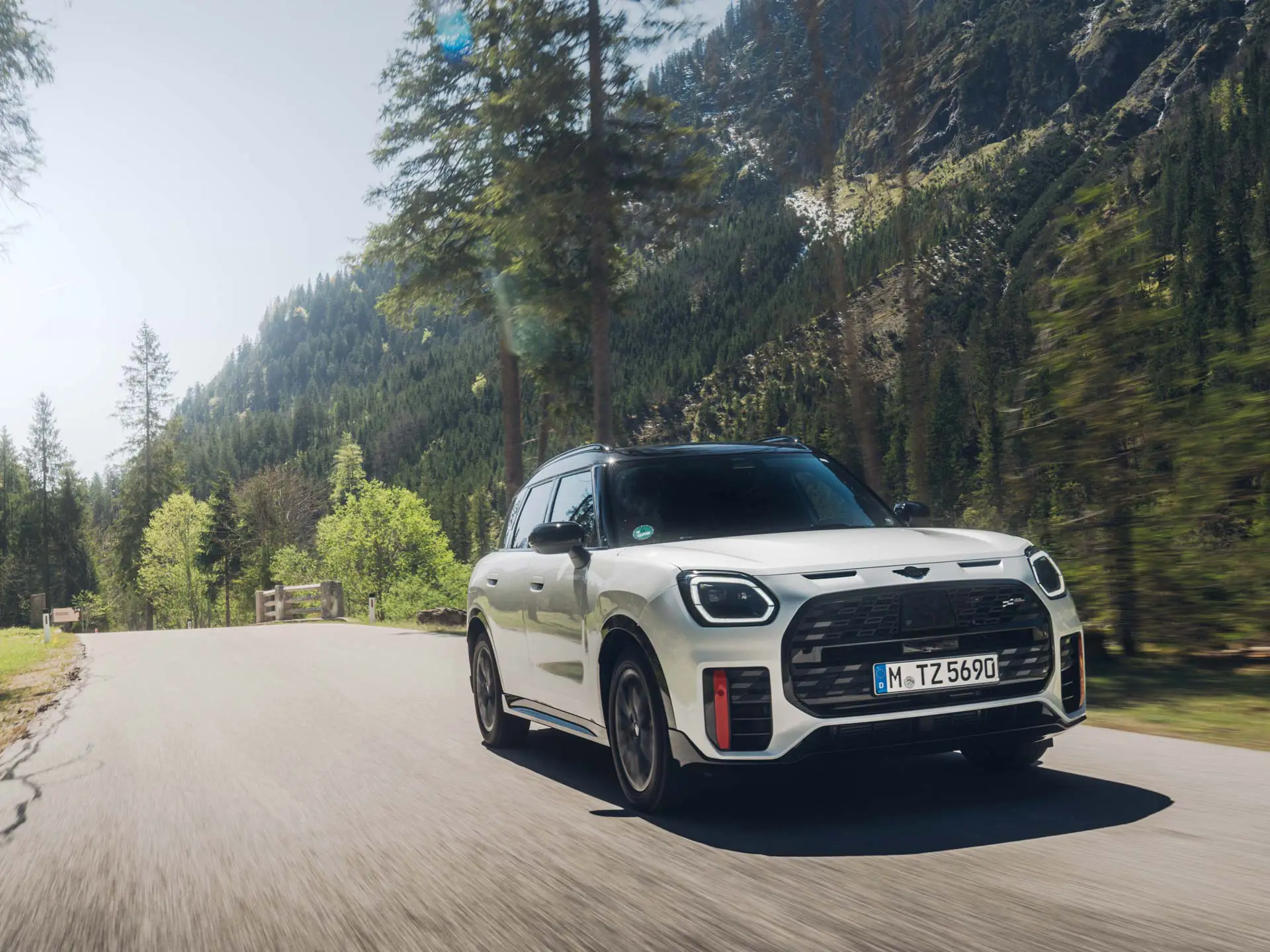 MINI Countryman auf der Landstraße.