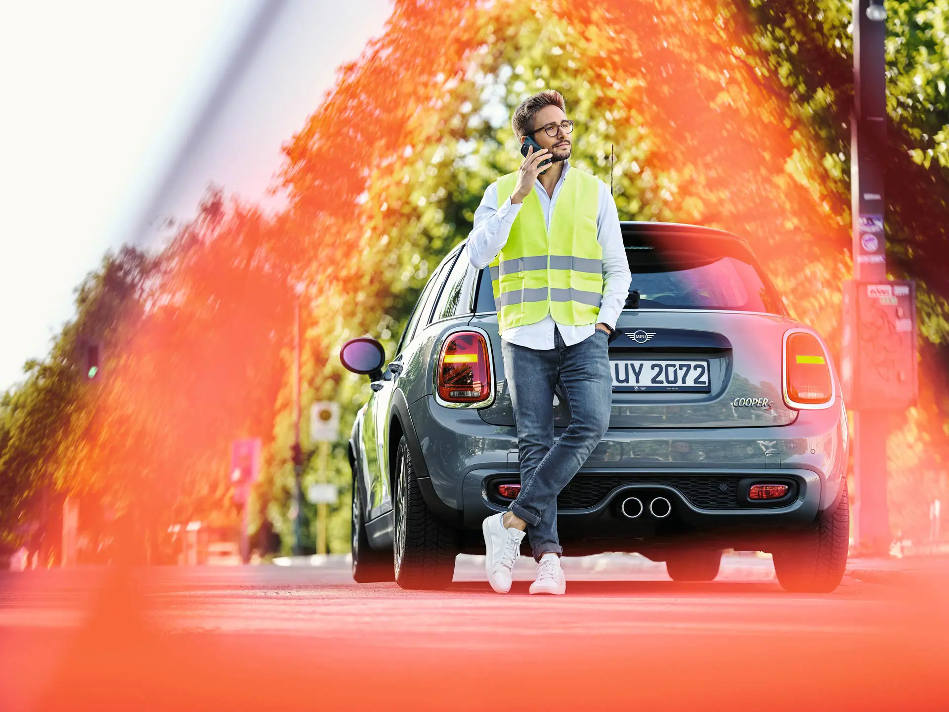 Mann wartet auf Pannenhilfe