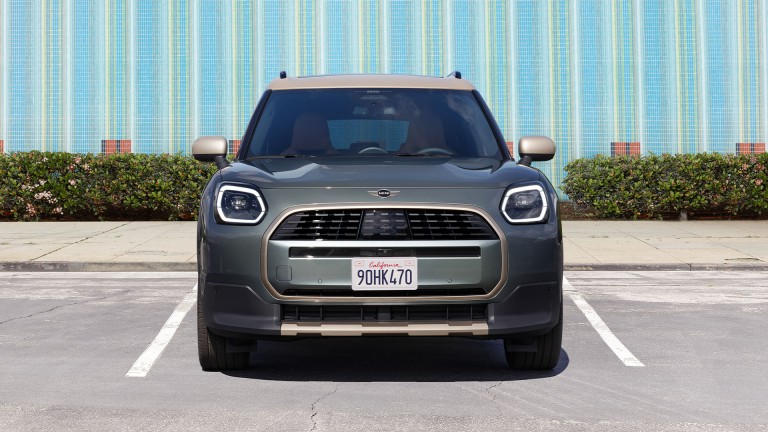 Ein grauer MINI Countryman steht auf einem Parkplatz