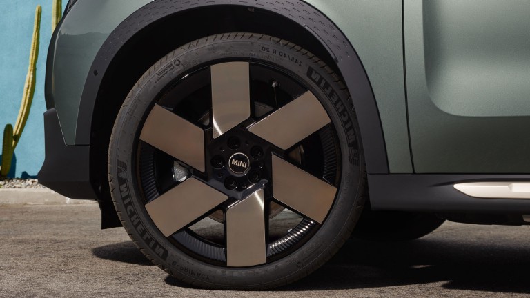 MINI - REIFEN - VOLLELEKTRISCHE MINI COUNTRYMAN