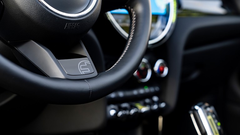 Vollelektrisches MINI Cabrio – Lenkrad mit Badgee