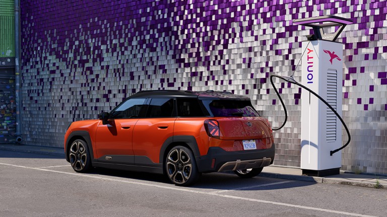 MINI Elektromobilität - MINI Aceman an der Ladestation