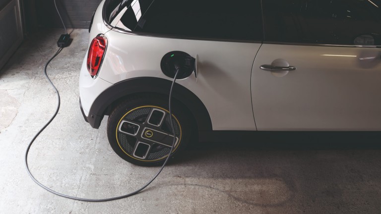 MINI Service –  Pflege für deinen MINI – Batterie Pflege