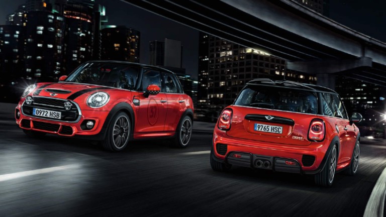 MINI John Cooper Works nachts auf der Straße.