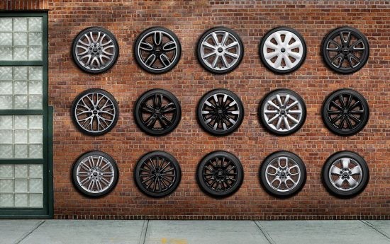 MINI Räder und Reifen hängen an einer gemauerten Wand.