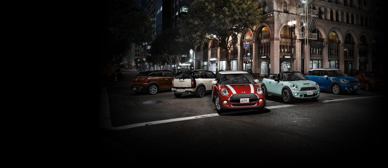 MINI Modelle auf der Straße.