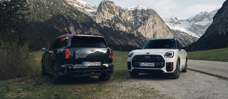 MINI Modelle auf der Straße.