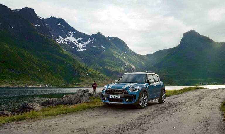 MINI John Cooper Works in Aktion im Winter.