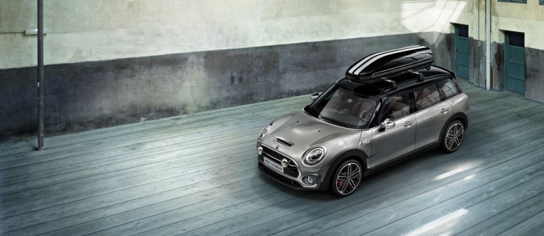MINI Clubman mit Dachbox.