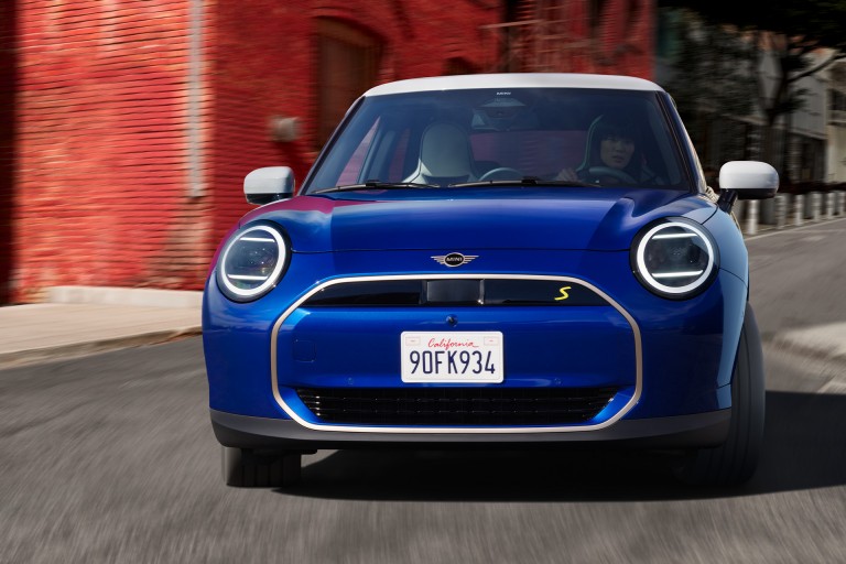 Der neue vollelektrische MINI Cooper – Fahrerlebnis – Fahrdynamik