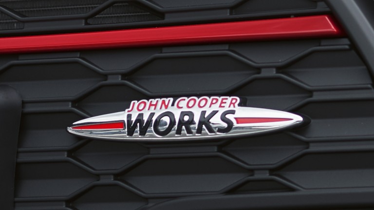 MINI John Cooper Works Clubman – Kühlergrill – JCW Emblem